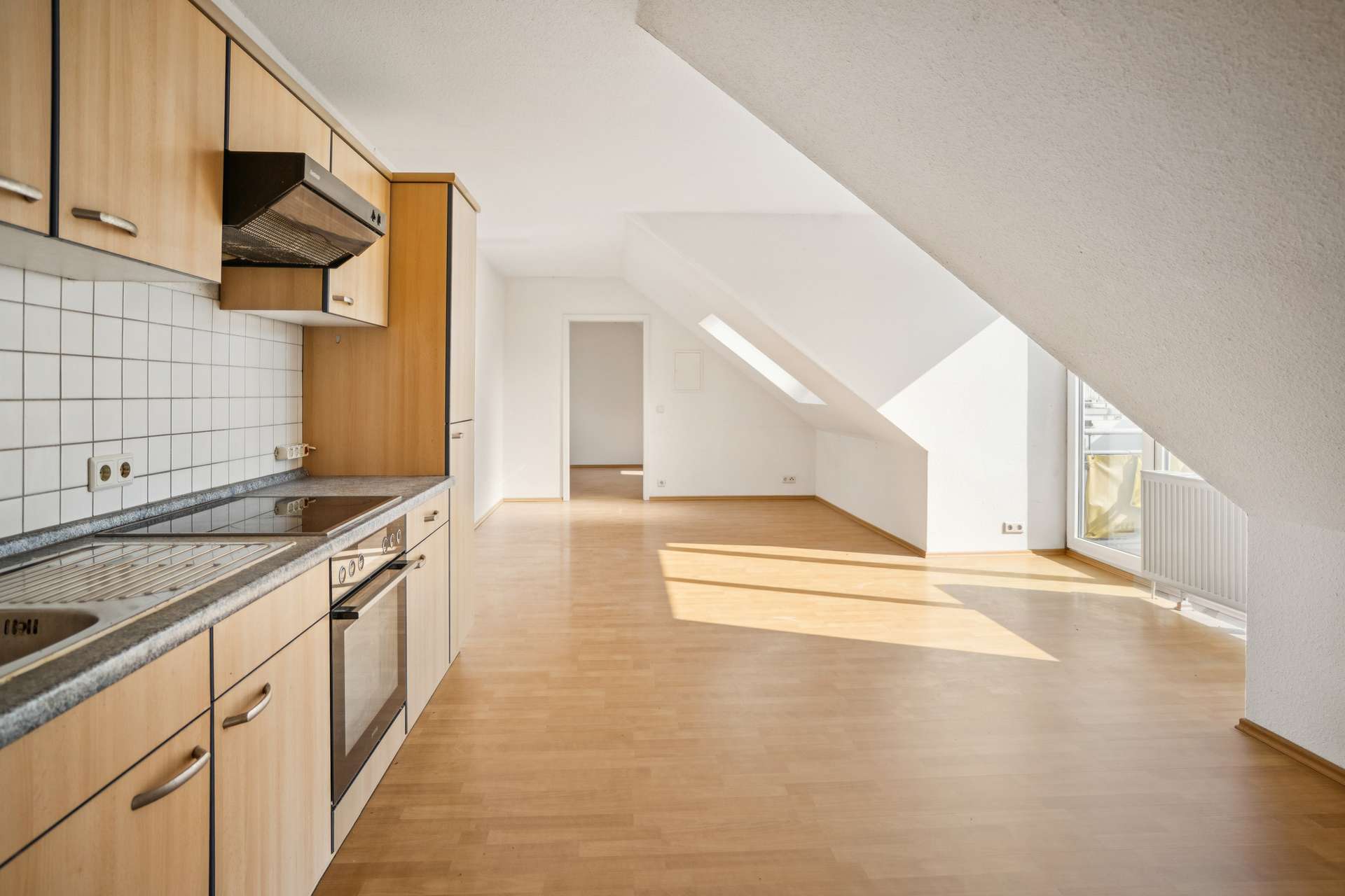 Wohn- und Esszimmer mit Küchenzeile