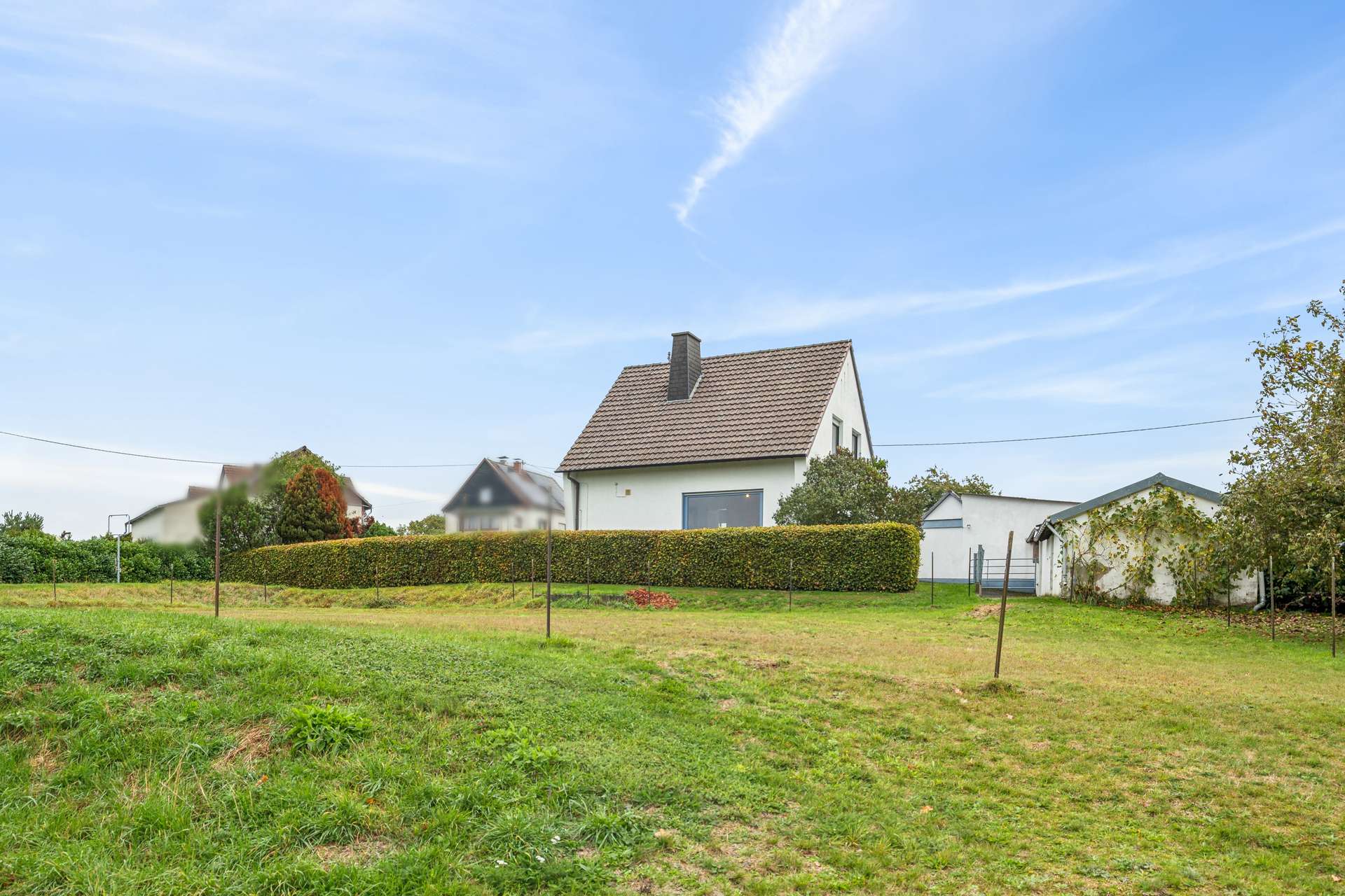 Außenansicht mit Grundstück