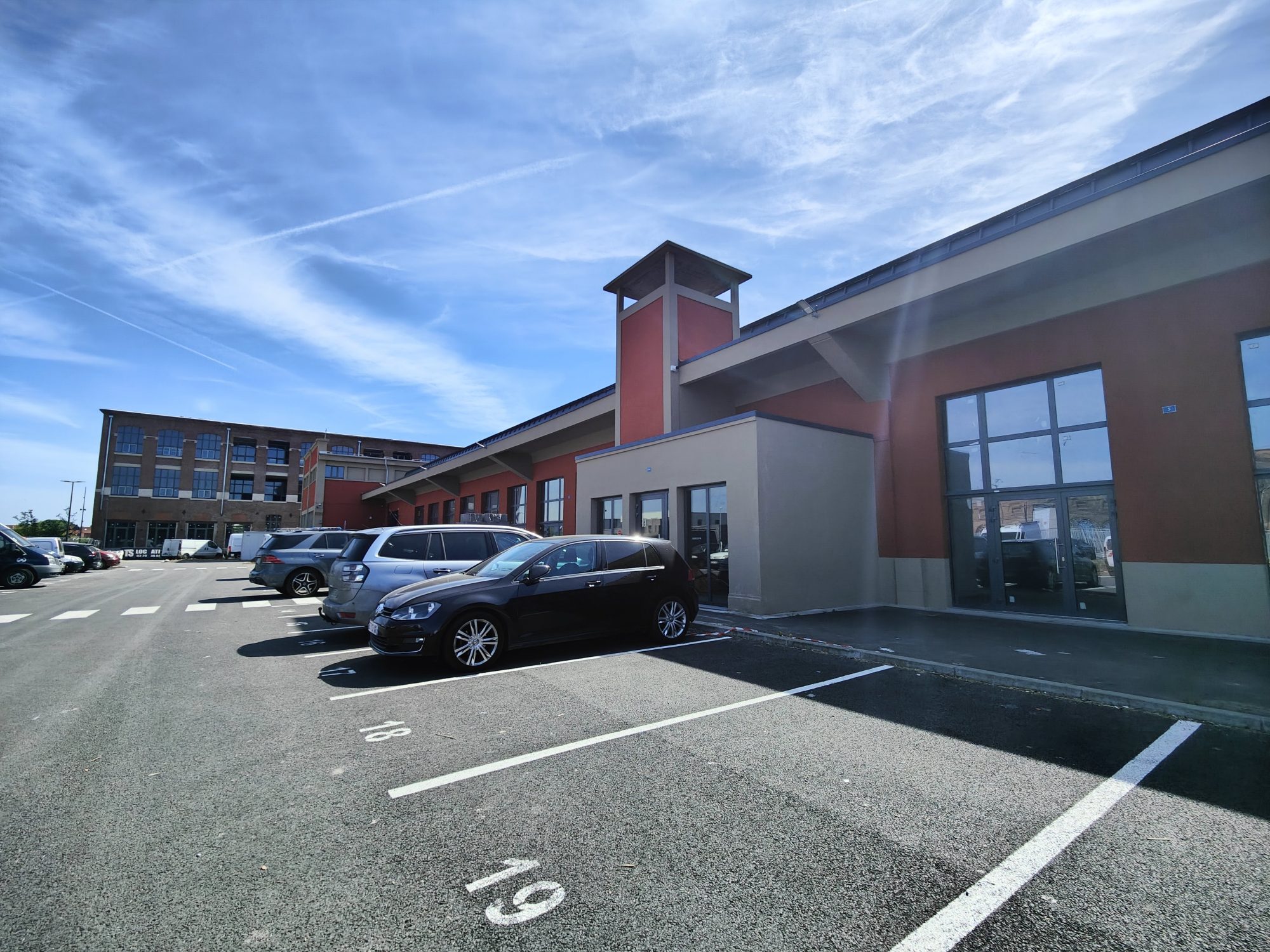 Local d'activité vendu brut - 261 m² et ses 11 places de parking