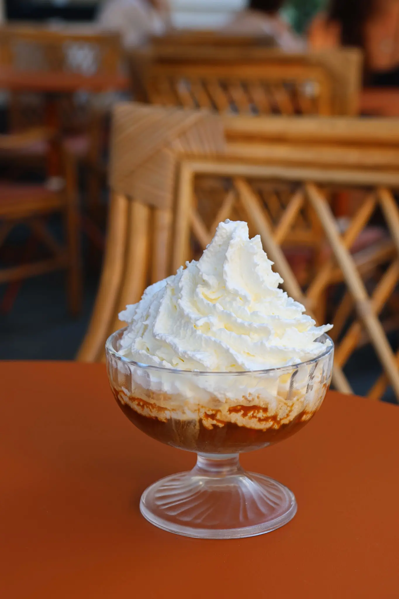 Un affogato composé d’une glace vanille, d’un espresso et d’une bonne dose de chantilly, posé sur une table Les Petits Marchands