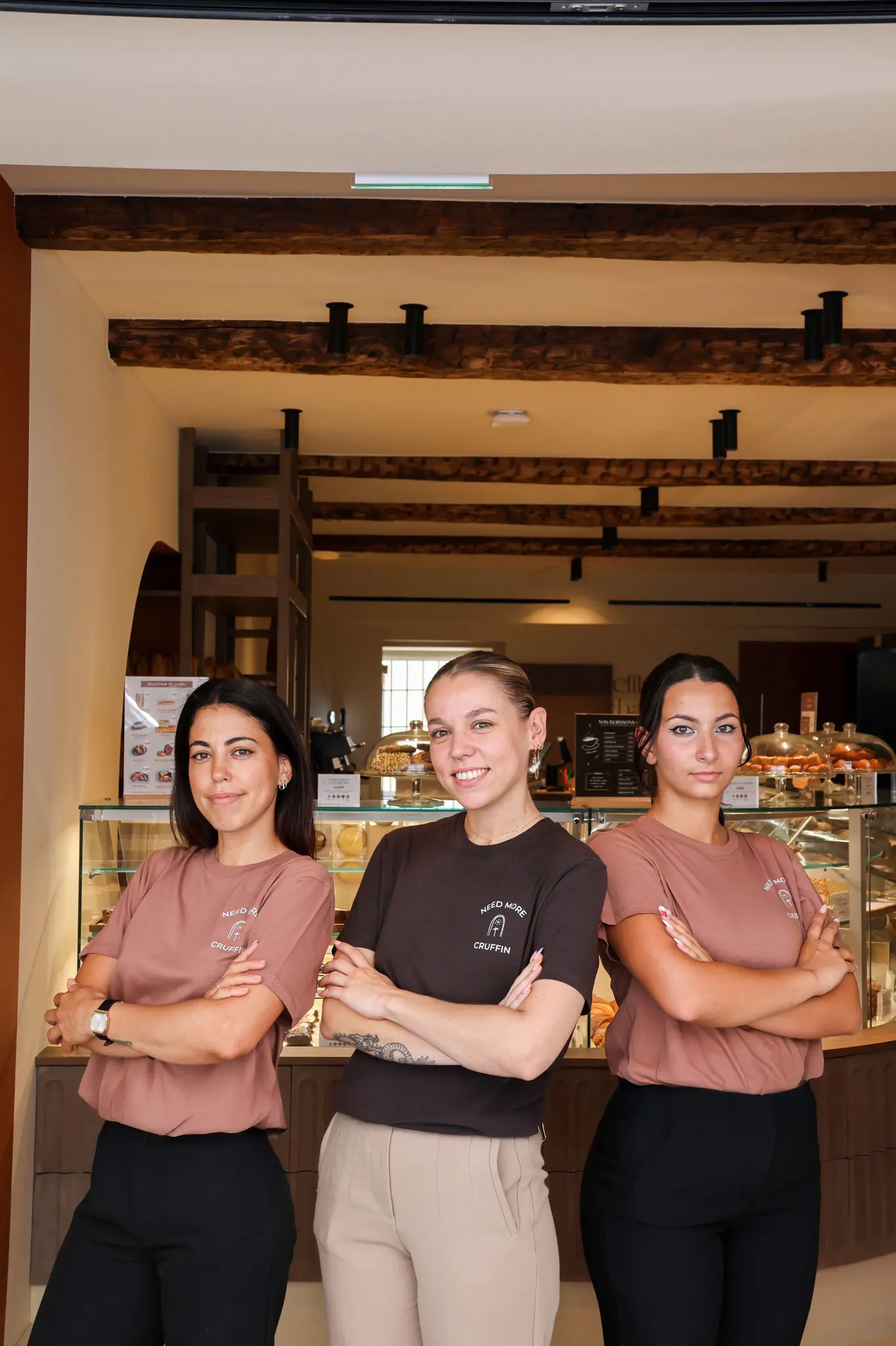Une partie de l’équipe Les Petits Marchands Ségurane avec Ilda, Andréa et Marine. Bras croisés et souriantes devant la vitrine garnie de bons produits.
