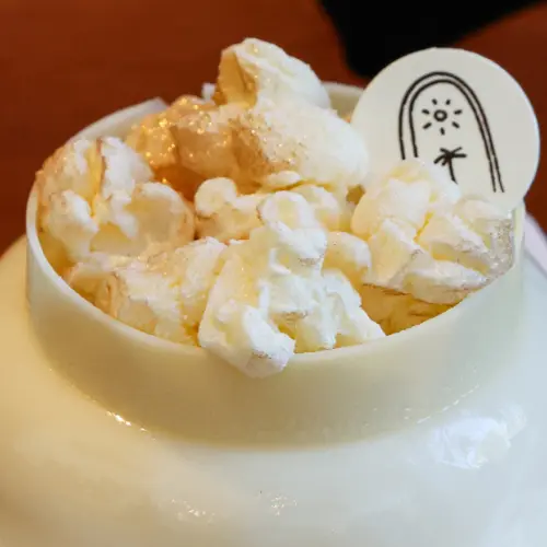 Zoom sur le dessus de la pâtisserie avec les pop-corns au chocolat blanc