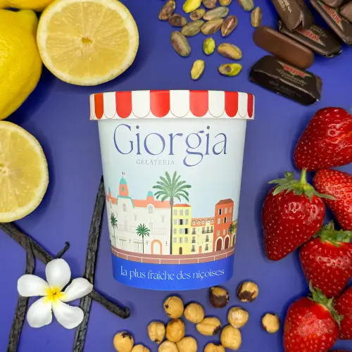 Pot de Glace Giorgia au centre avec des fraises, des noisettes, des gousses de vanilles, des pistaches, du chocolat et des rondelles de citrons tout autour 