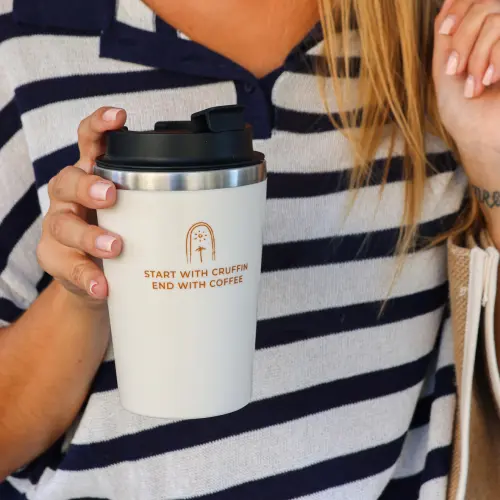Mug à emporter tenu dans une main