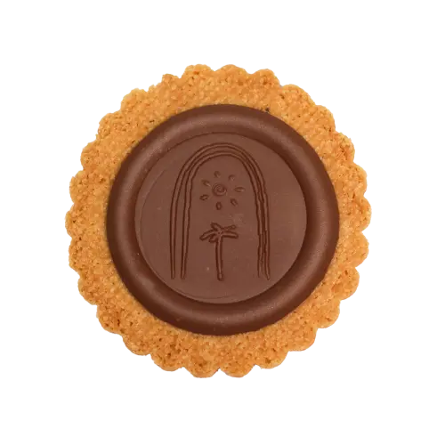Notre sablé « Crokito pur beurre » avec un tampon en chocolat, et le logo Les Petits Marchand sur le dessus
