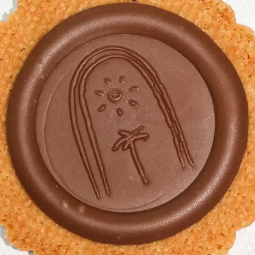 Zoom sur le tampon en chocolat sur le sablé « Crokito pur beurre » avec le logo Les Petits Marchands