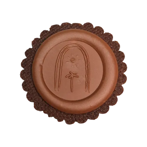 Notre sablé « Crokito au chocolat » avec un tampon en chocolat, et le logo Les Petits Marchand sur le dessus