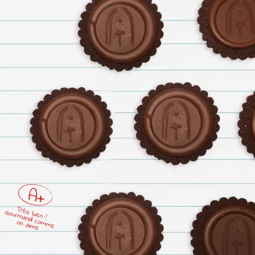 Plusieurs sablés « Crokito au chocolat » posés sur une feuille en papier, avec la note A+ écrite à côté