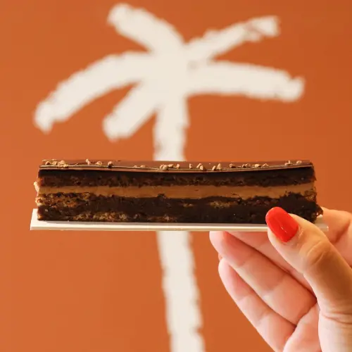 Part d’Opera tenu en l’air dans une main