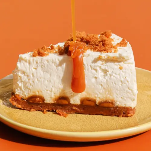 Part de cheesecake speculoos avec caramel coulant