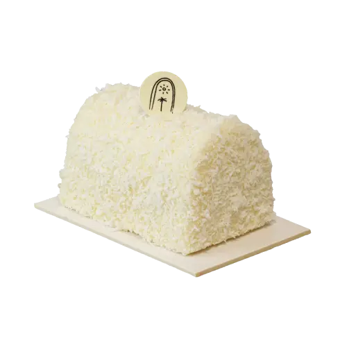 Zoom sur une part de bûche de Noël exotique à la noix de coco et fruit de la passion, avec les différentes couches