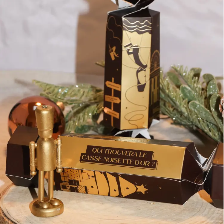 Deux crackers de Nöel et un casse noisette dorée sur la gauche 