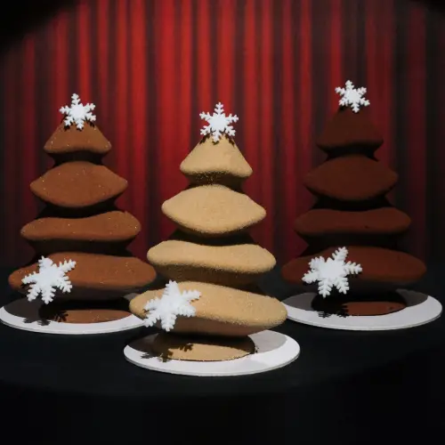 Sujets sapin en chocolat lait à gauche, chocolat blond au milieu et chocolat noir à droite 