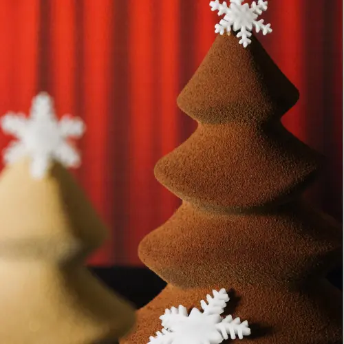Zoom sujet sapin chocolat noir détail flocon sur le dessus 