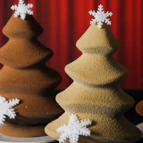 Sujet sapin en chocolat blond au premier plan et sapin en chocolat au lait derrière 