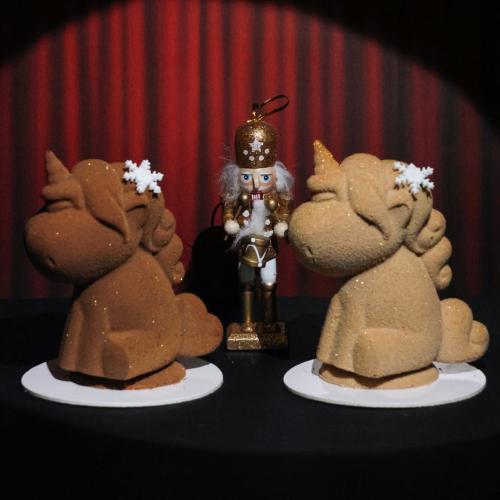 Sujet licorne chocolat au lait à gauche et chocolat bond à droite 