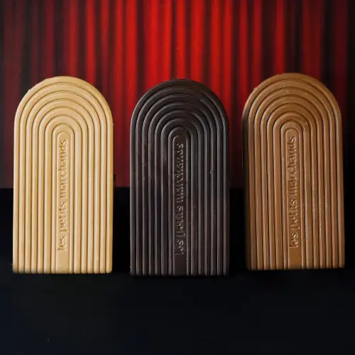 Trio de tablettes au chocolat blond à gauche, chocolat noir au milieu, chocolat au lait à droite