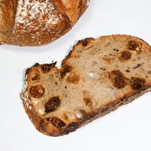 Tranche de pain à la châtaigne et morceaux de figues séchées 