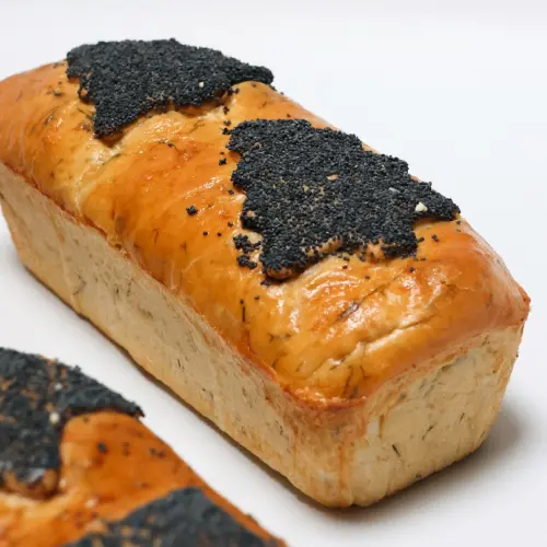 Zoom sur le pain de mie au citron et à l'aneth avec avec une décoration en forme de sapin sur le dessus 