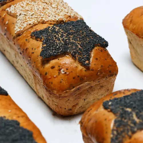 Zoom sur un pain de mie avec décoration d'étoiles avec des graines sur le dessus