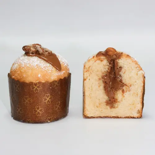 Une briochette entière avec une briochette coupé en deux pour voir le praliné à l'intérieur 