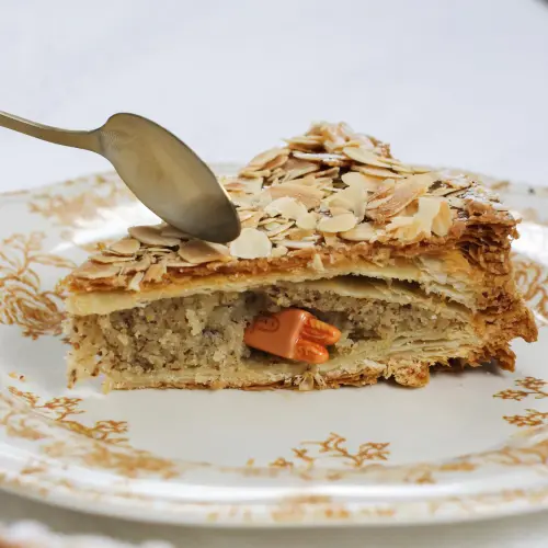 Part de galette des rois amandes avec fève dans la frangipane 