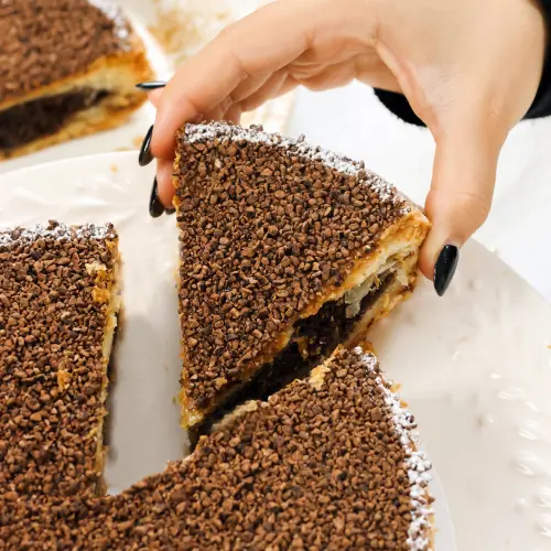 Part de galette des rois avec une main entrain de prendre la part 