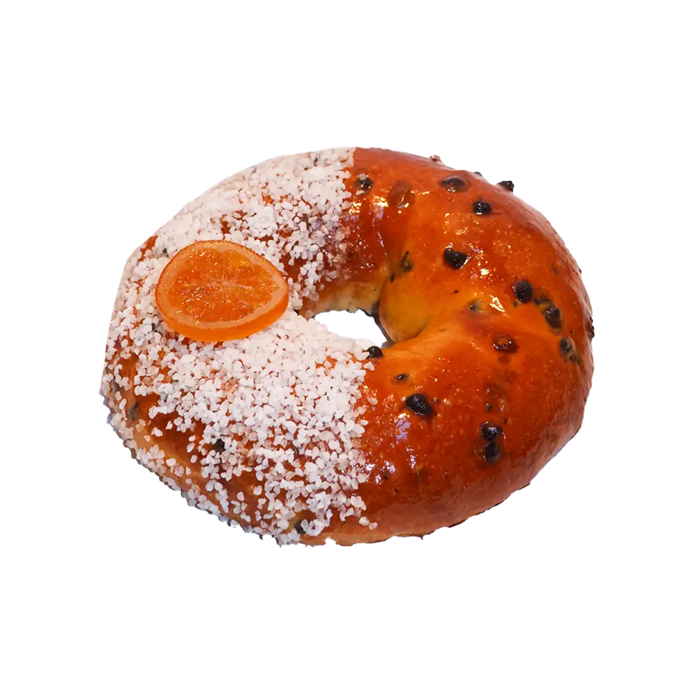 La brioche des rois "chocolat/orange" avec du sucre glace, des morceaux de chocolat et une tranche d'orange confite sur le dessus