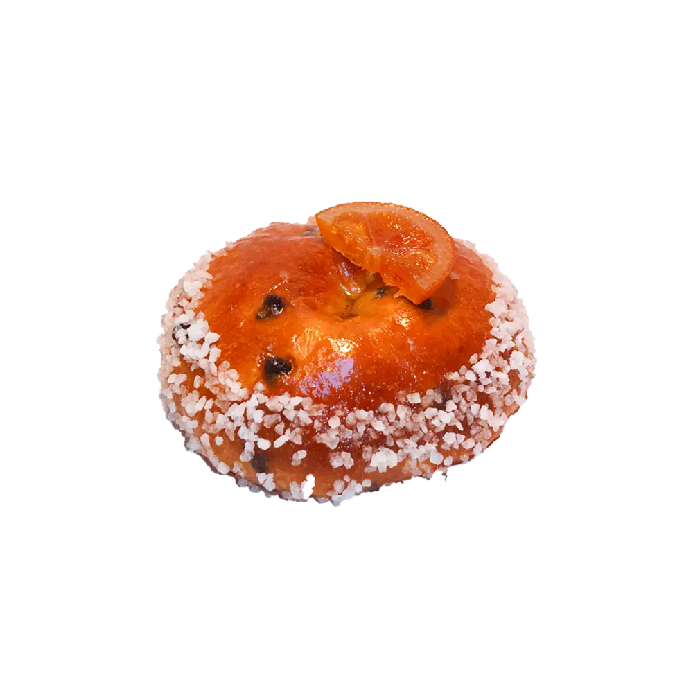 La brioche des rois "chocolat/orange" avec du sucre glace, des morceaux de chocolat et une tranche d'orange confite sur le dessus