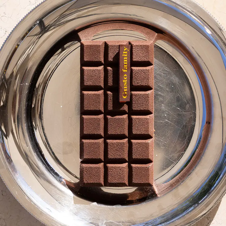 Tablette chocolat pécan vue de haut, sur un plateau argenté, avec le logo Gusto Family