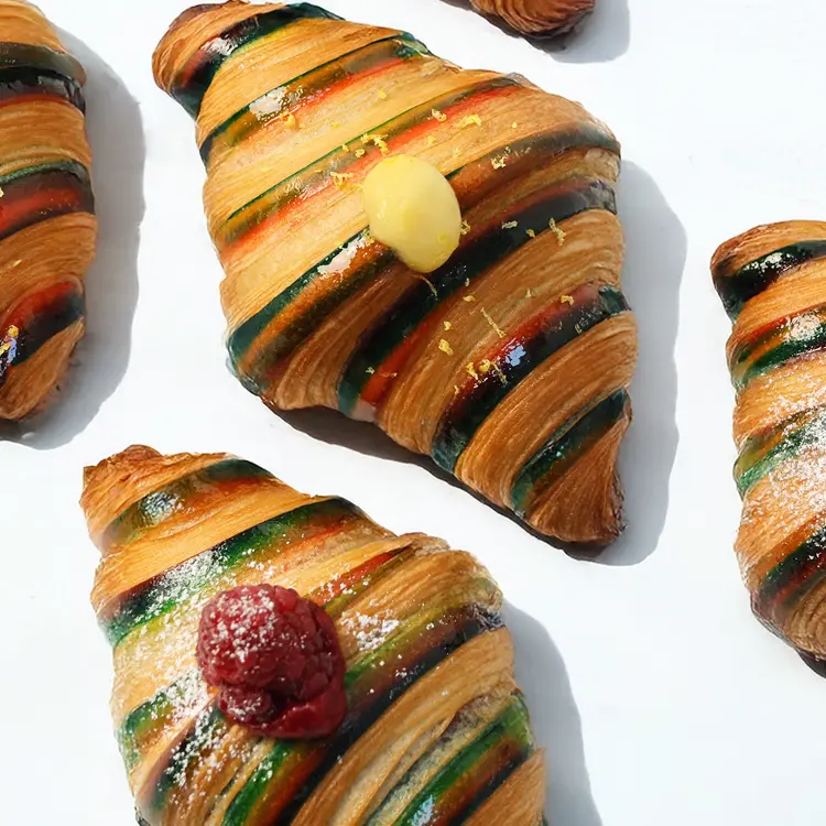 Plusieurs croissants multicolores posés sur un fond blanc pour le carnaval