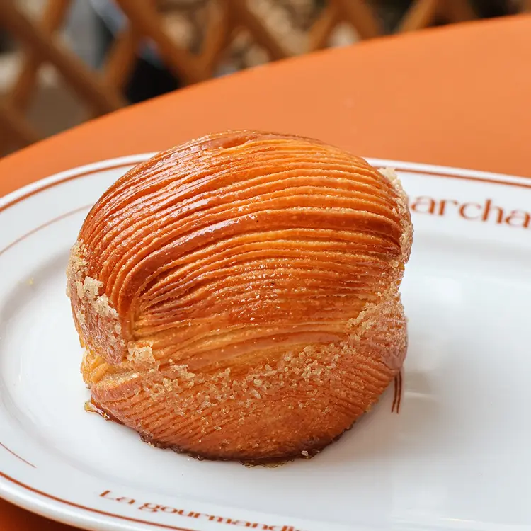 Zoom sur le chausson aux pommes posé sur une assiette Les Petits Marchands