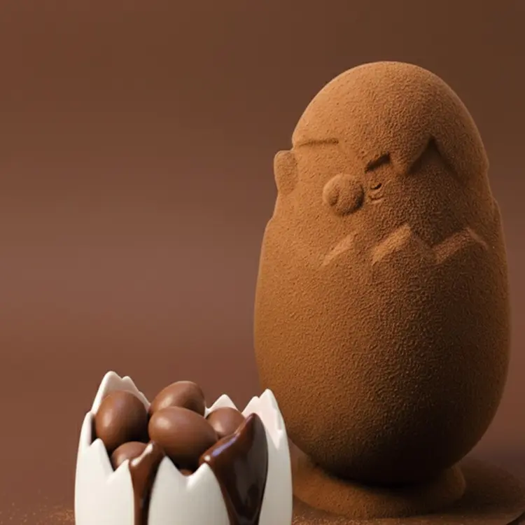 Zoom sur le poussin chocolat noir avec des oeufs en chocolat dégoulinant à côé