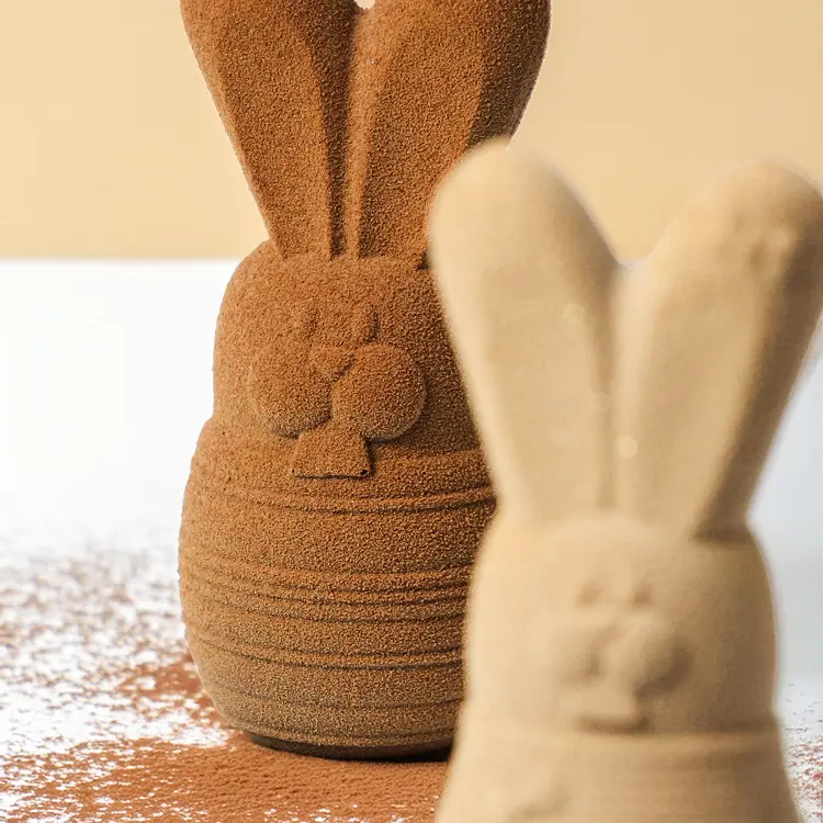 Zoom sur le lapinou en chocolat noir derrière la lapinette chocolat blond