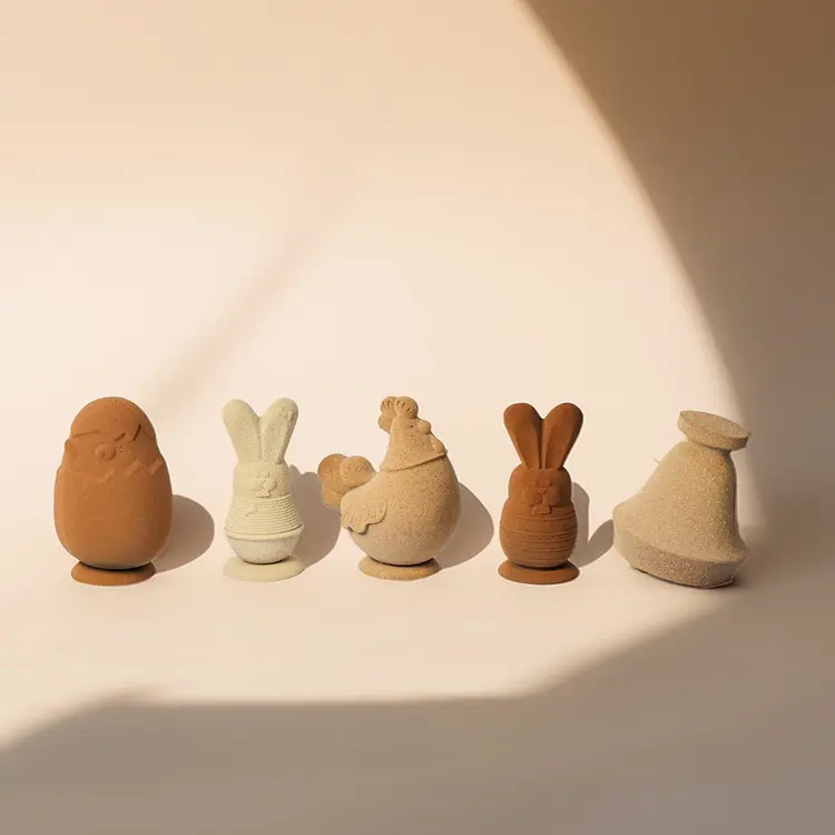 L'entière collection de sujets de Pâques 2026 sur fond beige