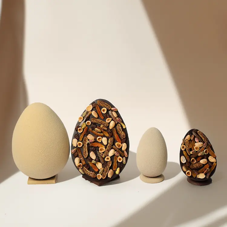 Mise en scène de petits et gros oeufs blond avec des petits et gros oeufs mendiants