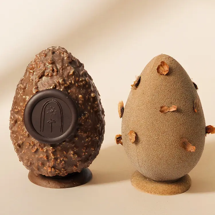 Duo petit oeuf praliné et petit oeuf rocher sur fond beige