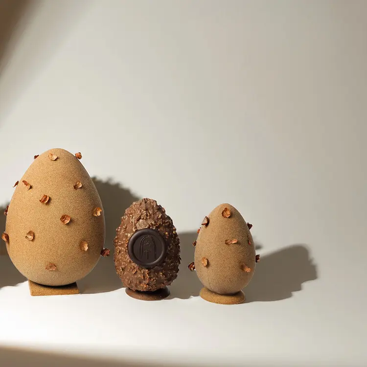 Duo petit oeuf praliné et petit oeuf rocher sur fond beige