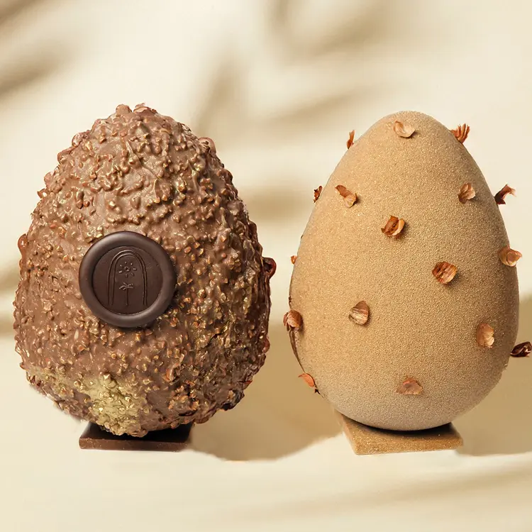 Duo gros oeuf rocher et gros oeuf praliné sur fond beige