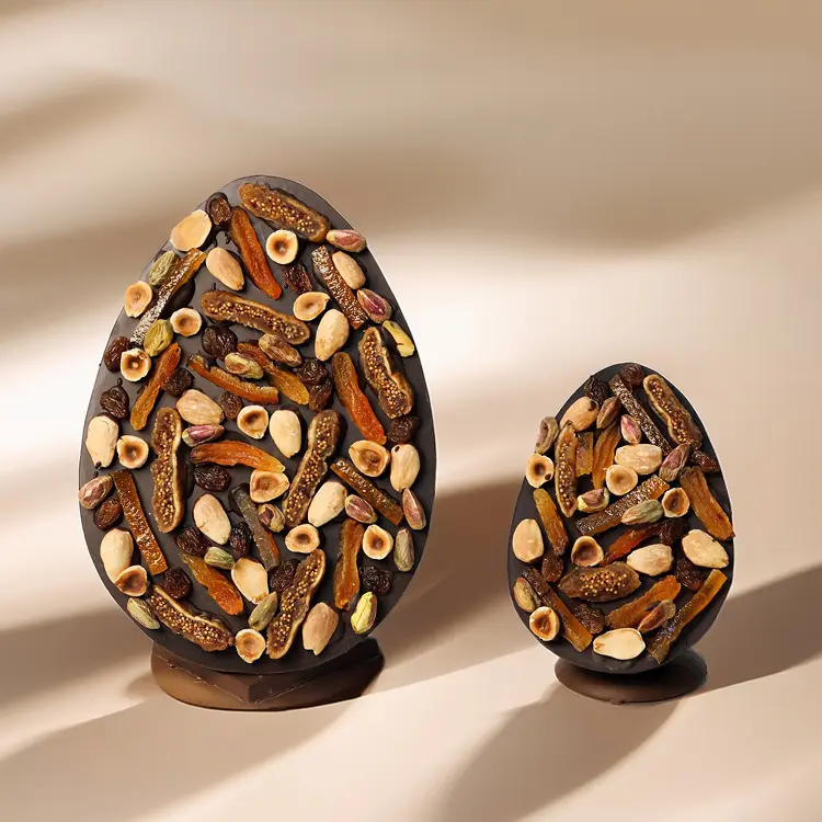 Duo oeuf mendiant grand et petit sur fond beige