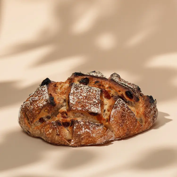 Pain sportif sur fond beige avec quelques ombres derrière