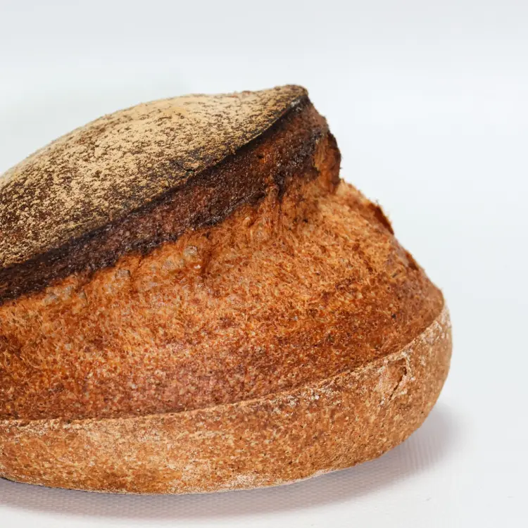 Zoom sur notre pain complet sur fond blanc pour voir le détail du produit