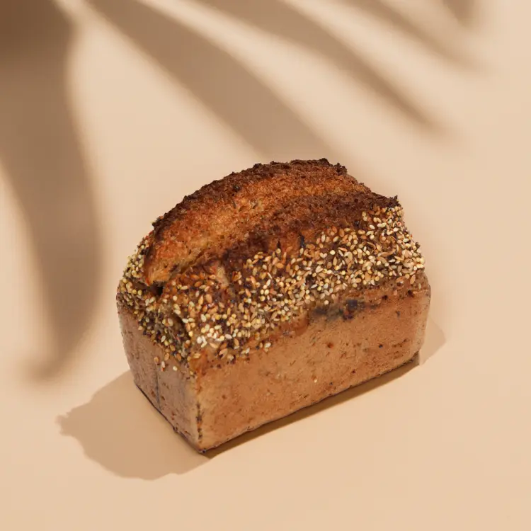 Pain nordique posé sur un fond beige avec quelques ombres derrière