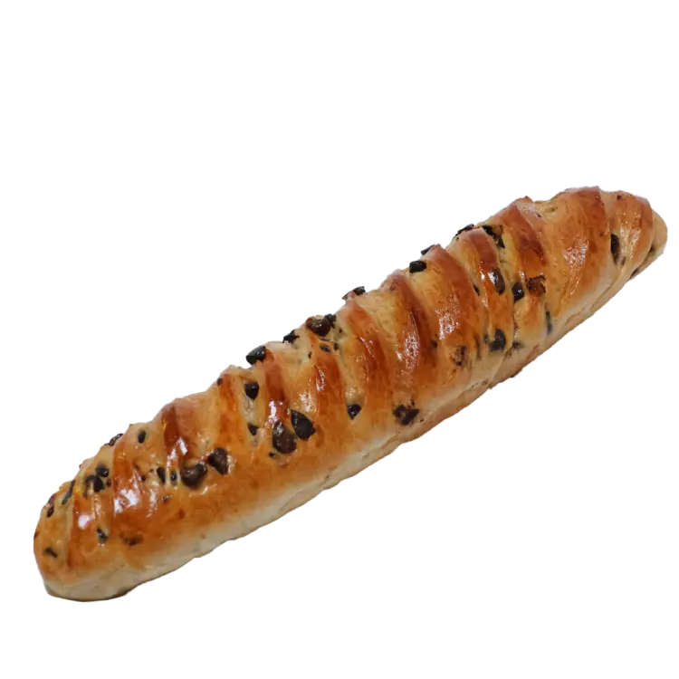 une baguette viennoise aux pépites de chocolat sur fond blanc