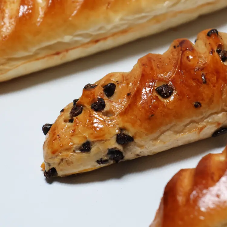 Zoom sur le bout d'une baguette viennoise chocolat avec ses pépites