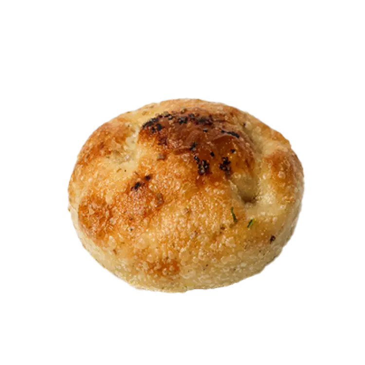 Une focaccia individuelle sur fond blanc