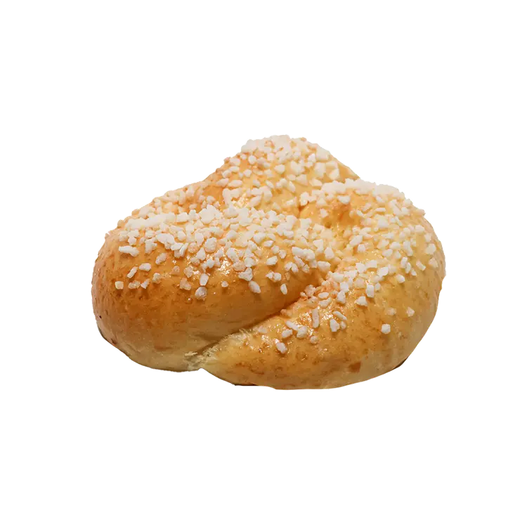 Brioche tressée au sucre sur fond blanc