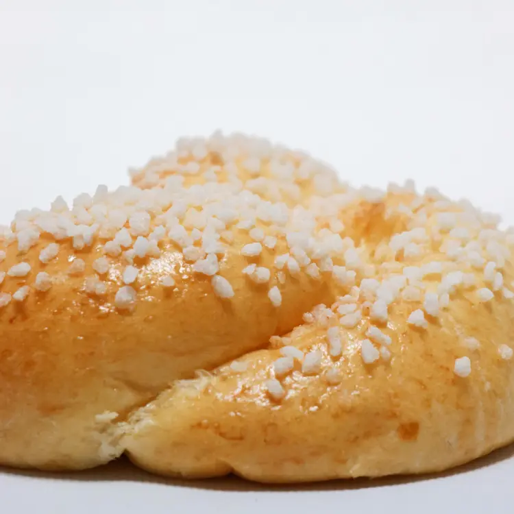 Zoom sur le tressage de la brioche au sucre