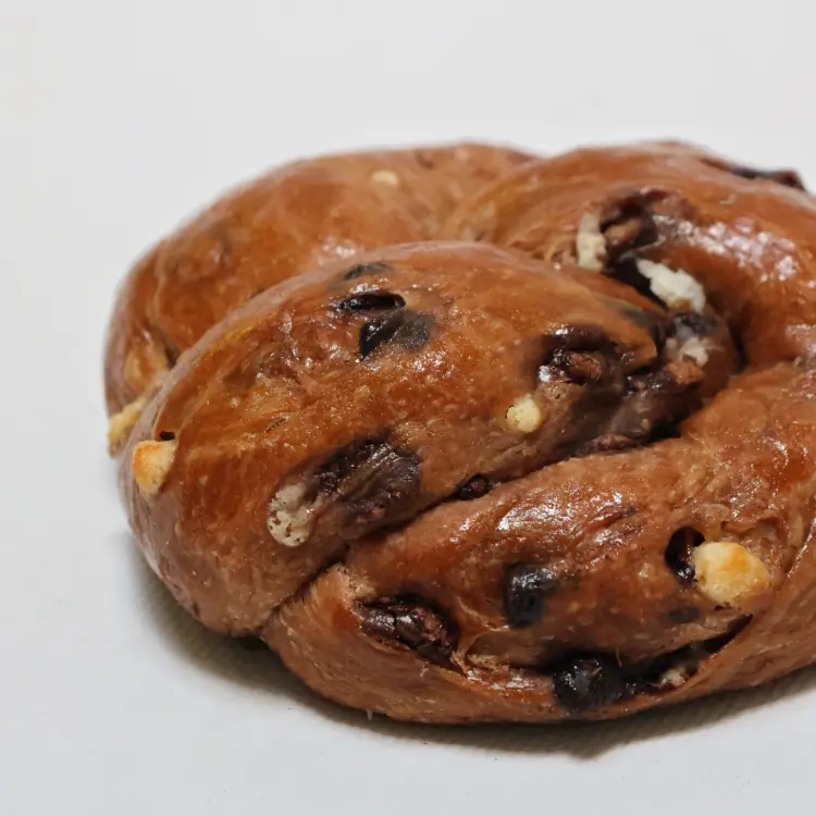 Zoom sur les pépites de chocolat sur la brioche tressée trois chocolats