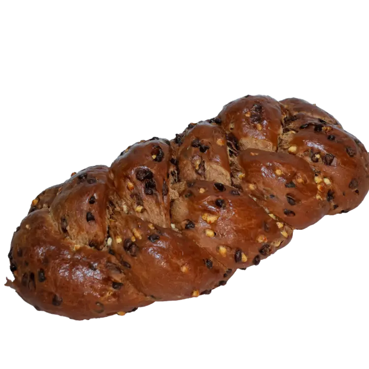 Brioche tout chocolat à partager sur fond blanc